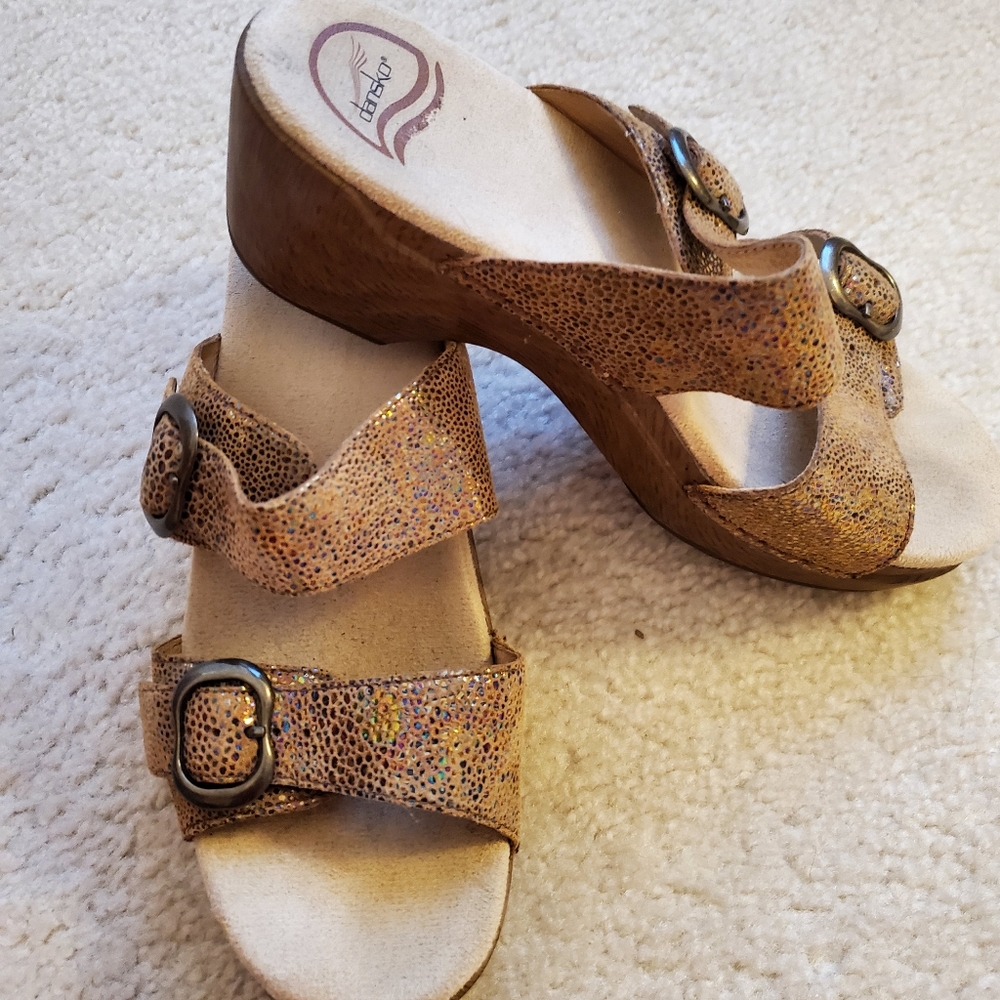 Dansko Womens Sophie Slides Sandals Gold Leather Double Strap Wedge Slip On 6.5